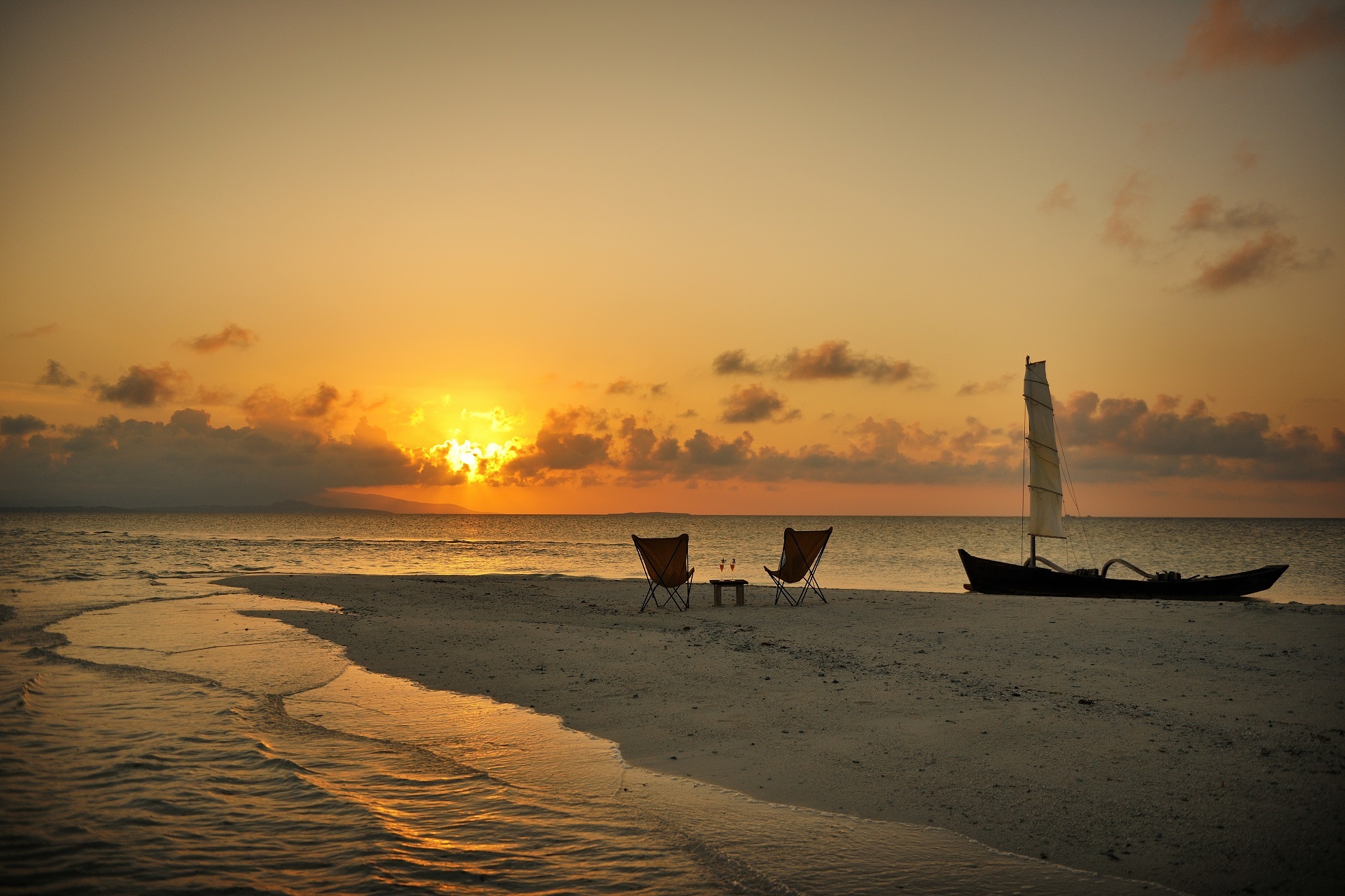【星のや竹富島】干潮時のみ現れるサンゴ砂の島で、2人きりの夕日ツアーを