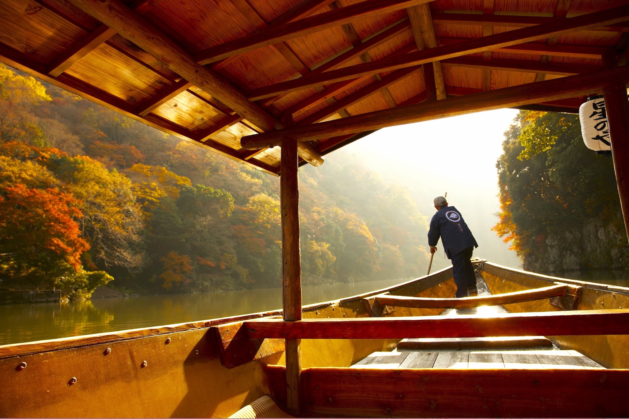 嵐山の紅葉を舟楽しむ「朝のもみじ舟」期間限定で開催