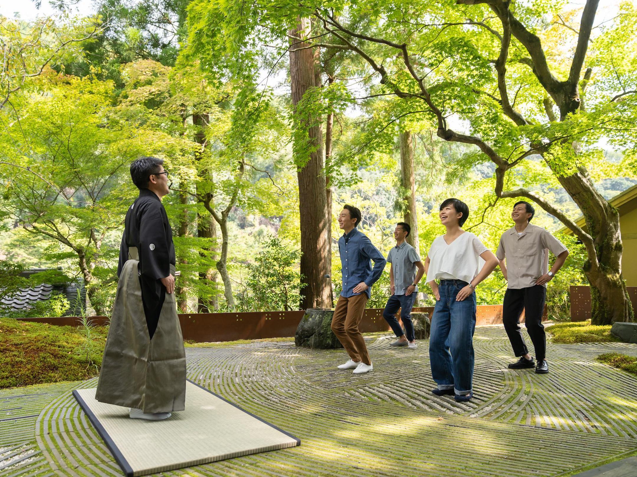 星のや京都、大声で笑い飛ばす朝活 「新緑の青空狂言」開催