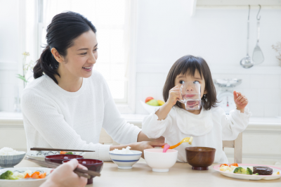 食卓には「テーブル菌」が…！ママの8割が気になる子どもの「食べこぼし」