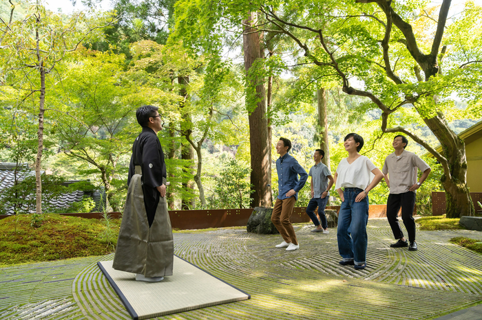 星のや京都、新緑の美しい朝に大声で笑う「新緑の青空狂言」開催