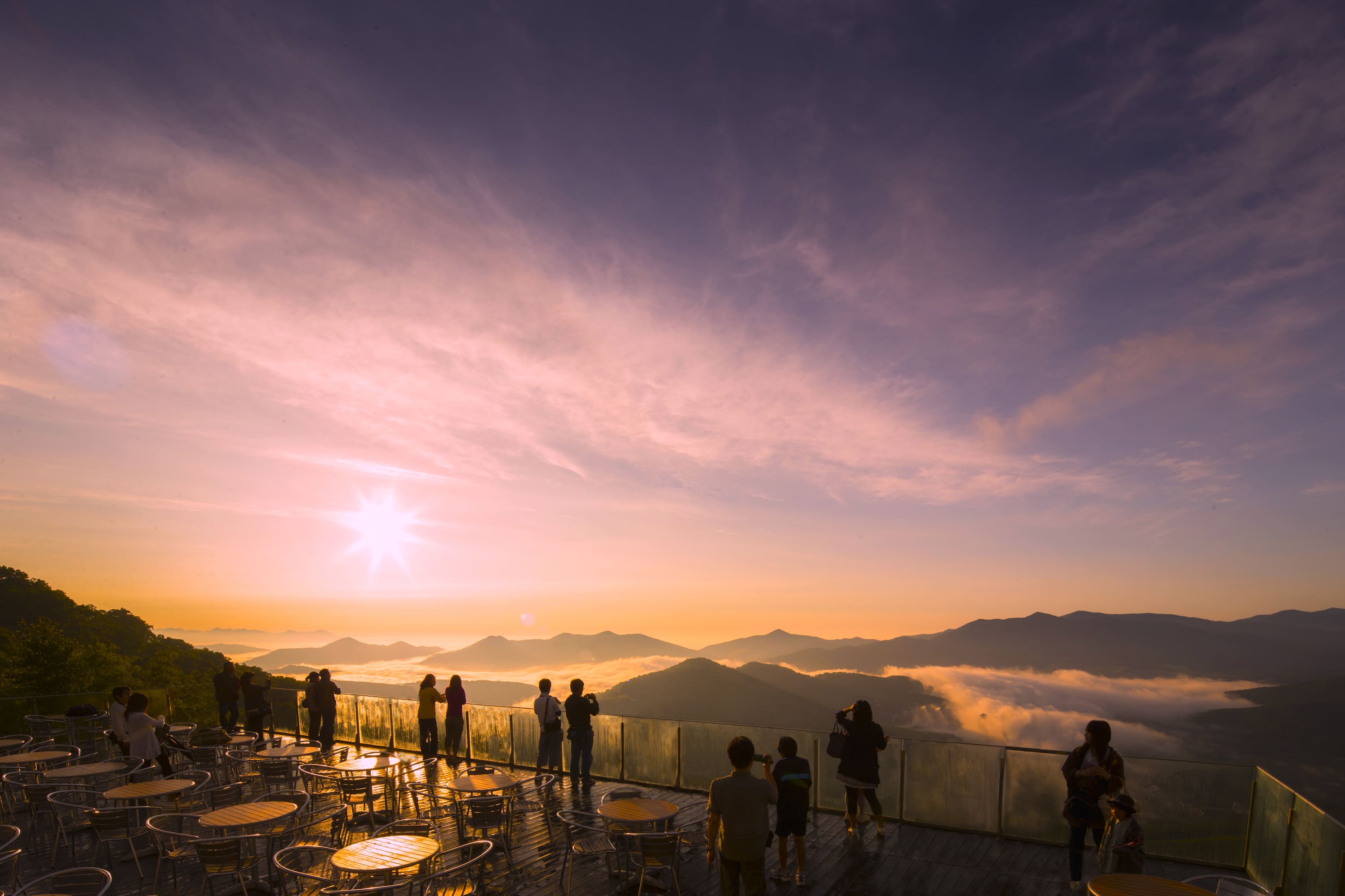 【9月限定】星野リゾート トマム「雲海テラス」で朝焼けに染まる雲海を楽しもう